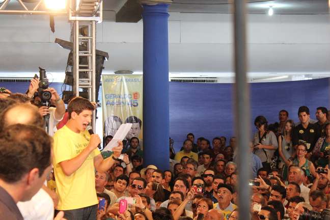 Filho de Eduardo Campos (PSB), João Campos, 20 anos, discursou em ato político de apoio a Aécio Neves (PSDB), no Recife