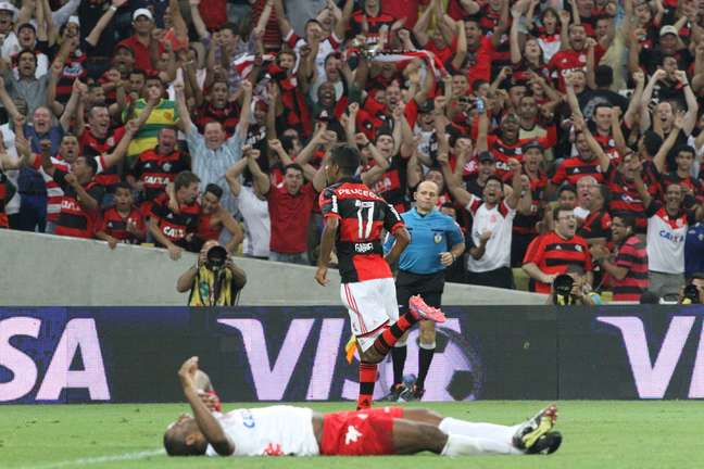 <p>Gabriel, que entrou no segundo tempo, fez o gol da vitória do Flamengo por 1 a 0 sobre o América-RN, nesta quarta-feira, no Maracanã.</p>