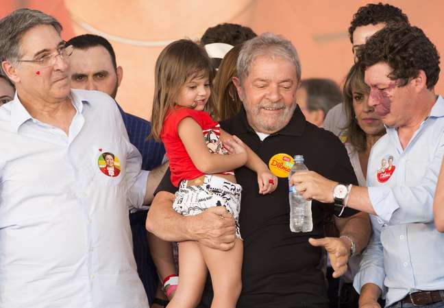 <p>Lula e o governador eleito pelo PT em Minas Gerais, Fernando Pimentel, participam de ato pró-Dilma, em Belo Horizonte</p>