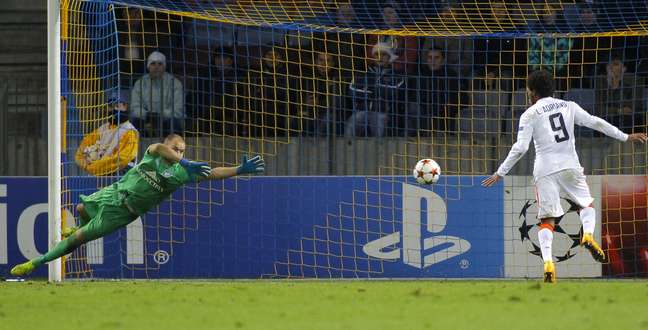Na pequena área, Luiz Adriano mostra oportunismo para fazer mais um gol dos ucranianos no jogo