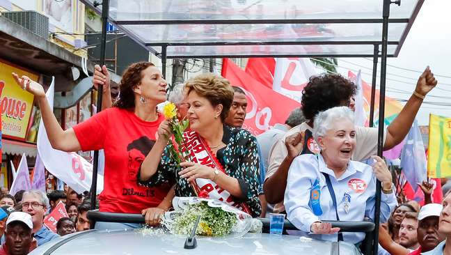 <p>Imagem de caminhada da petista com mulheres em Duque de Caxias (RJ). Além de lançar rosas ao público, ela discursou contra a violência doméstica</p>