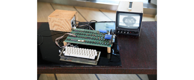<p>O Apple 1 foi o primeiro computador pessoal pr&eacute;-montado a ser vendido; as 50 unidades PC foram feitas a m&atilde;o por Steve Wozniak</p>