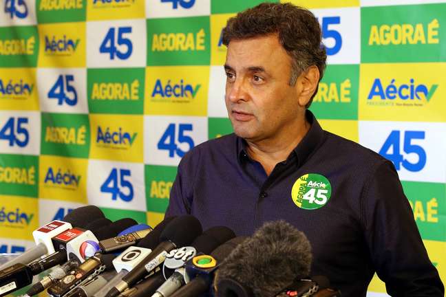 <p>Aécio Neves fala à imprensa durante campanha</p>
