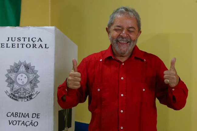 <p>Lula durante a votação nas eleições presidenciais de 2014</p>