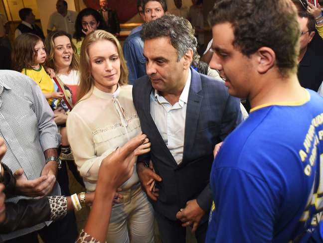 <p>O candidato derrotado Aécio Neves chegou ao local da coletiva de imprensa ao lado de sua esposa, Letícia Weber</p>
