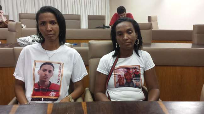 <p>O encontro contou com a presença de parentes de vítimas de autos de resistência, como Fátima e Ana Paula</p>