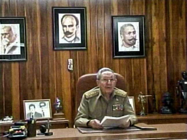 TV cubana mostra o presidente Raúl Castro fazendo um discurso à nação, em 17 de dezembro, em Havana. Castro disse que Cuba tinha concordado em restabelecer relações diplomáticas com os Estados Unidos