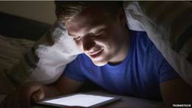 <p>Leitores de tablets dormem uma hora mais tarde do que os outros e estão menos alertas no dia seguinte</p>