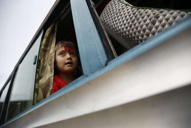 Menina vai para casa de ônibus, após aula, em Katmandu, no Nepal. 24/09/2014