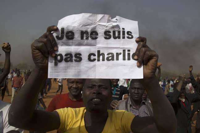 Manifestante exibe cartaz em protesto à revista francesa Charlie Hebdo em Niamey, no Níger