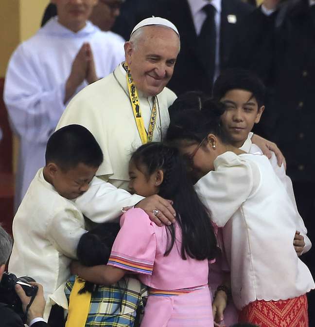 Papa Francisco abraça crianças em encontro na Universidade de São Tomás de Manila, nas Filipinas