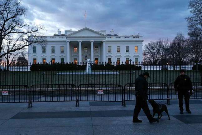 Homens do Serviço Secreto dos EUA em frente à Casa Branca, em Washington. 20/01/2014