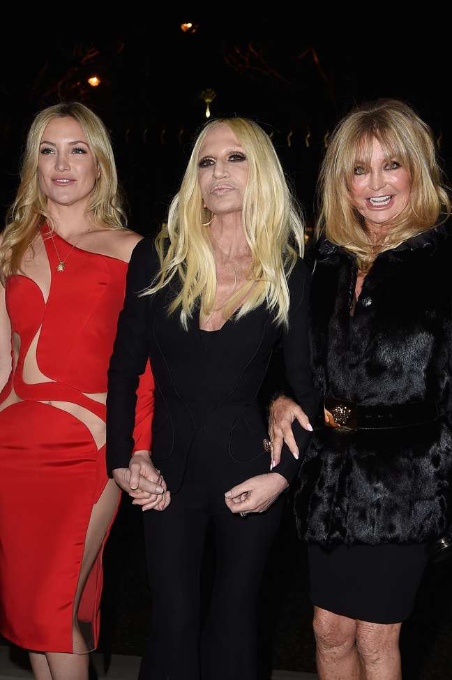 <p>A atriz Kate Hudson usou vestido mostrado da passarela e posou ao lado da m&atilde;e, a atriz Goldie Hawn, e da diretora da marca, Donatella Versace</p>