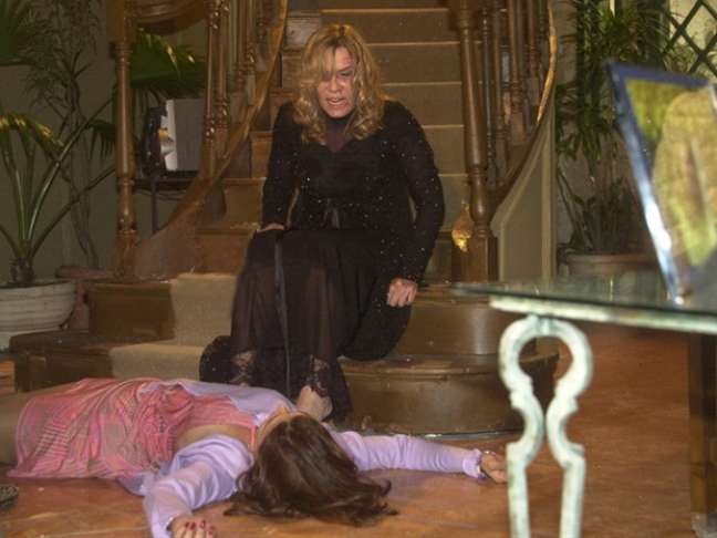 Nazaré (Renata Sorrah) matou mais de um personagem em 'Senhora do Destino' empurrando-os escada abaixo