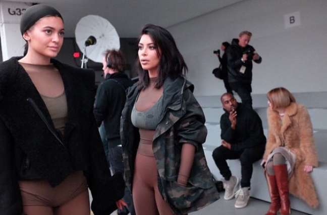 Kylie Jenner (esq.), meia-irmã de Kim Kardashian, desfilou pelo cunhado