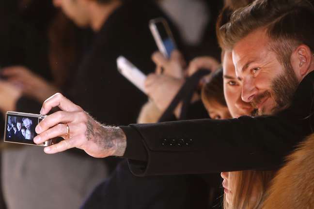 David Beckham faz uma selfie com o filho Brooklin