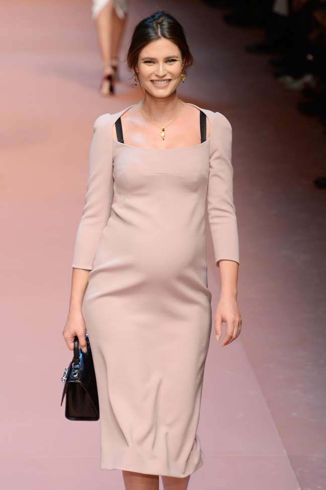 <p>A modelo Bianca Balti desfila ostentando a barriga de grávida para a Dolce & Gabbana</p>