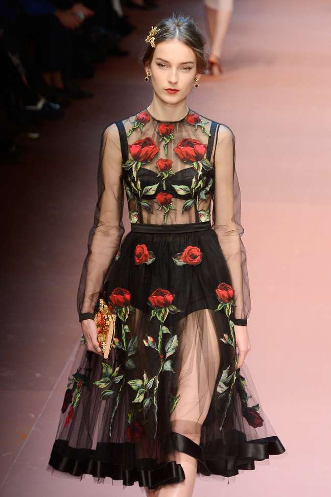 <p>O tema 'Mamma', de Dolce & Gabbana, não eximiu a dupla de mostrar peças transparentes, como esse vestido com hot pants por baixo</p>