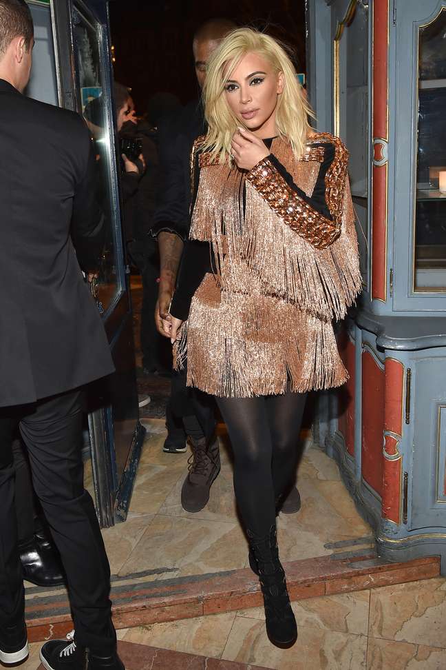 Kim Kardashian não economizou no brilho e nas franjas para a festa pós-desfile da Balmain