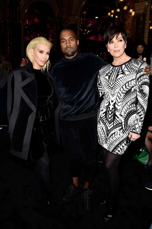 Kim Kardashian, Kanye West e Kris Jenner, mãe da socialite, no desfile da Balmain
