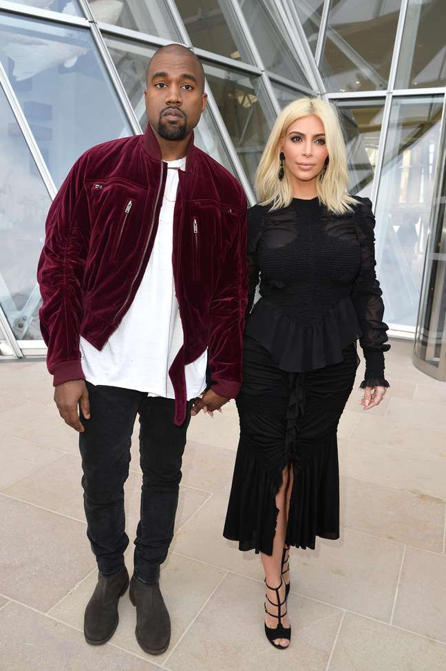 Kim Kardashian e o marido, o rapper Kanye West, no desfile da Louis Vuitton