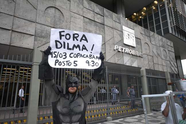 Manifestante vestido de Batman participa de protesto contra Dilma no RJ