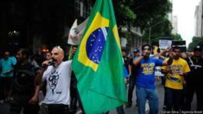 <p>Manifestantes pedem saída de Dilma Rousseff no Rio </p>