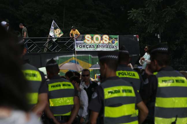 <p>Trio do SOS Forças Armadas, um dos movimentos participantes do protesto</p>