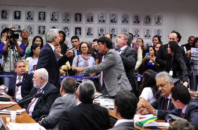 Deputados Alessandro Molon (PT-RJ) e Laerte (PR-DF) discutem durante audiência pública na Câmara, em Brasília, para debater a PEC nº 171/93, que trata da redução da maioridade penal