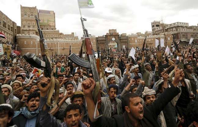 <p>Rebeldes protestam em Sanaa contra ataques aéreos, em 26 de março</p>