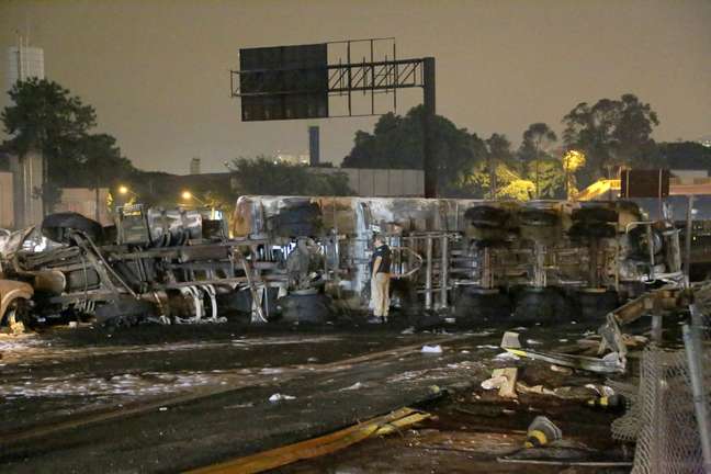 <p>Carreta foi destruída pelo fogo após se envolver em acidente na altura do km 227 da via Dutra, em Guarulhos</p>