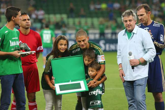 Alex foi homenageado pela diretoria do Palmeiras e ganhou uma placa das mãos do presidente Paulo Nobre