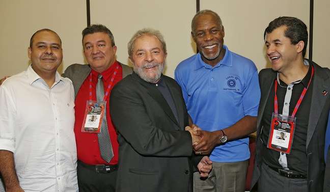 <p>Lula ao lado do ator e ativista norte-americano Danny Glover, que participa do congresso da CUT e se manifestou contra o PL da terceirização</p>
