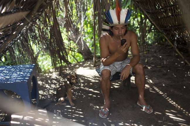 O último indígena que ainda vive em contato com a natureza na capital fluminense é Afonso Apurinã