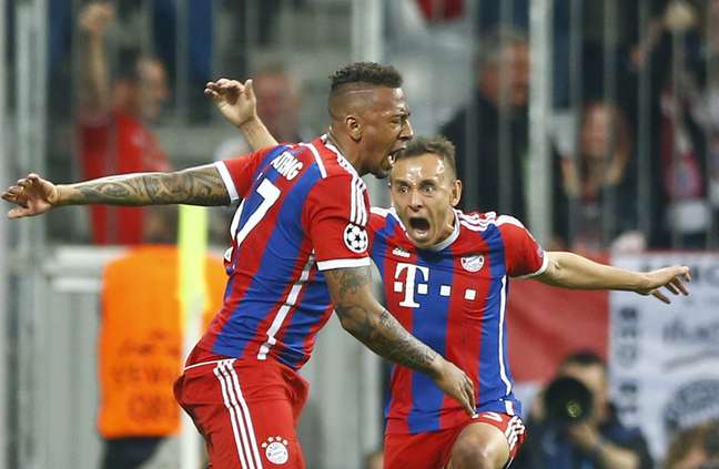 Boateng e Rafinha comemoram gol do Bayern