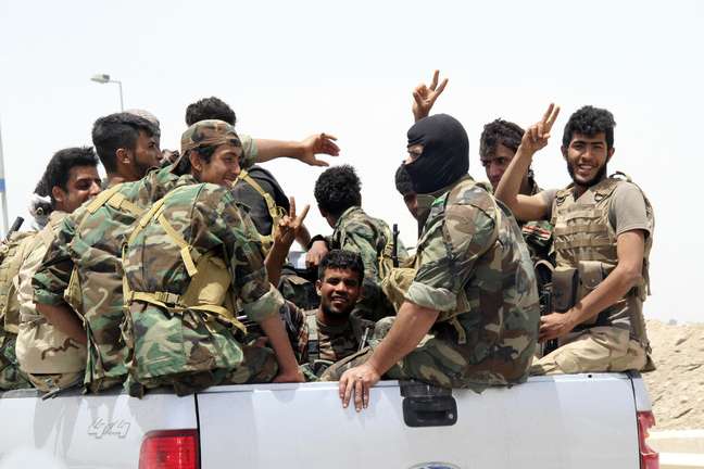 Milicianos xiitas Khalidiya chegam para apoiar milícias tribais sunitas e policiais locais que defendem a sua cidade contra os combatentes do Estado Islâmico