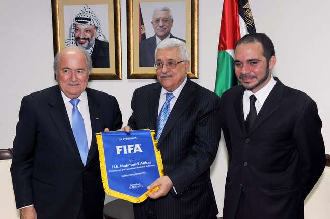 Joseph Blatter (esq.) e Bin al-Hussein (dir.) concorrem à presidência da Fifa