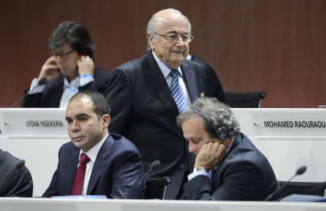 Joseph Blatter (centro) disputa presidência da Fifa com Ali Bin-Hussein (esquerda)