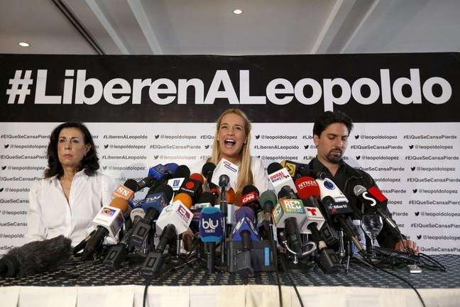 Lilian Tintori (ao centro) é a esposa do líder da oposição venezuelana Leopoldo López, que está preso e foi condenado a 13 anos de cadeia