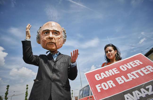 Protestos em Zurique ironizaram e pediram saída de Blatter