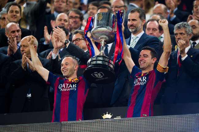 Xavie e Iniesta ergueram a taça juntos no dia do último jogo camisa 6 no Camp Nou