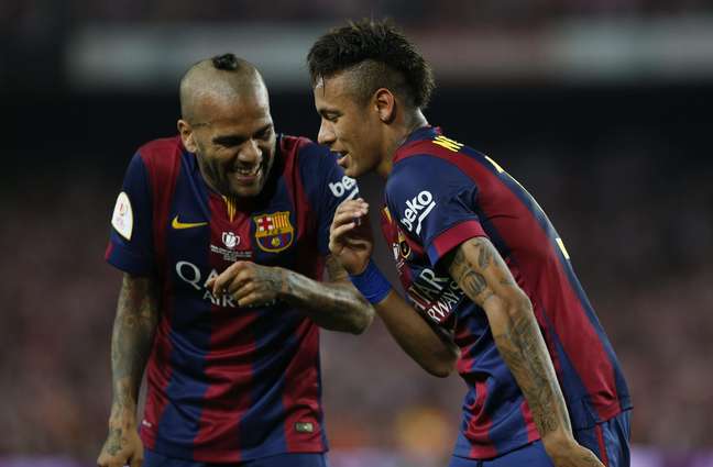 Neymar fez um gol e comemorou fazendo dancinha com Daniel Alves