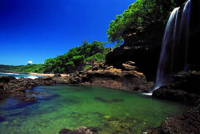 Costa de Montezuma se destaca pela praia que mescla formação rochosa e areia, além da queda d'água e piscina natural