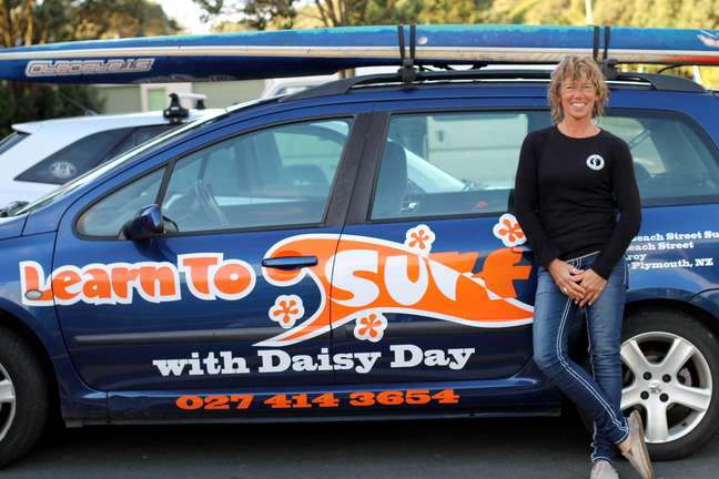 New Plymouth é famosa pelo surf; Daisy Day surfa há 35 anos e tem uma escola há 15 na praia Fitzroy Beach