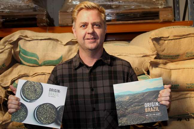 Um dos donos Paul Newbold viaja ao Brasil com frequência para visitar fazendas e publicou dois livros sobre o café brasileiro