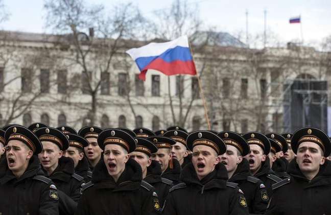 Militares russos participam de cerimônia do primeiro aniversário de anexação da Crimeia, em Sevastopol.  18/3/2015.