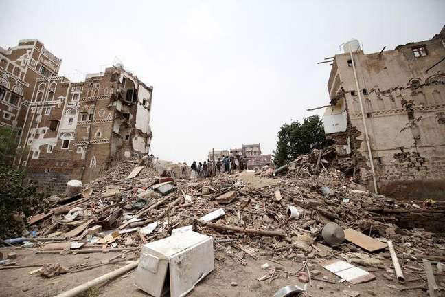 Casas destruídas por ataque aéreo em Sana. 12/06/2015