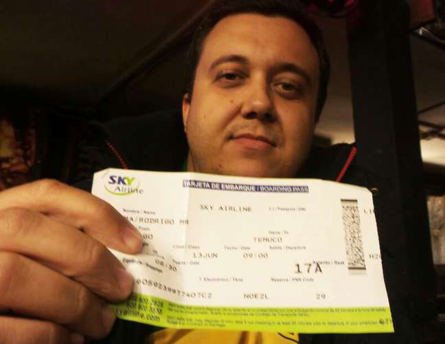 Rodrigo Lima mostra o cartão de embarque do voo de Santiago para Temuco que teve problemas: "sem cheiro de queimado"