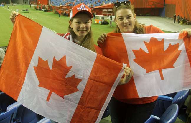 Leanne Mclennan e Jennifer Mace saíram de Toronto só para ver a seleção jogar