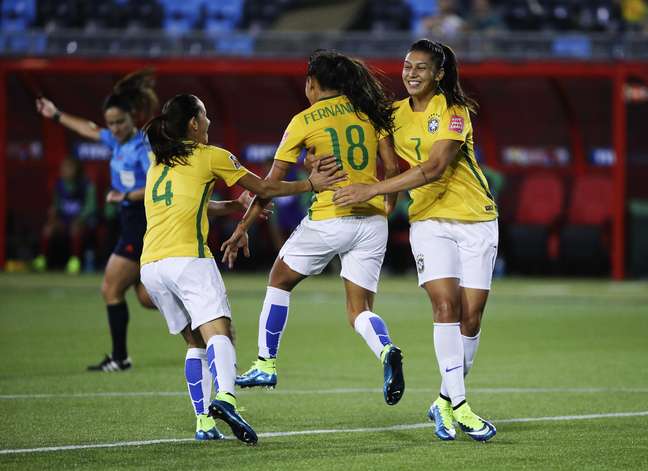 Meninas comemoram vitória que deixa o Brasil 100% no Mundial 